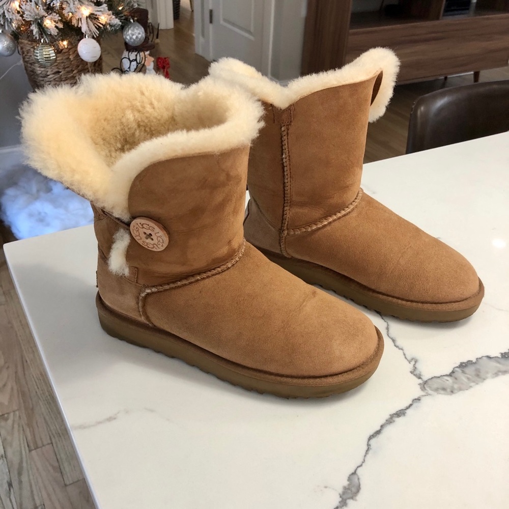 UGG Bailey Button II Short Size 6 chestnut